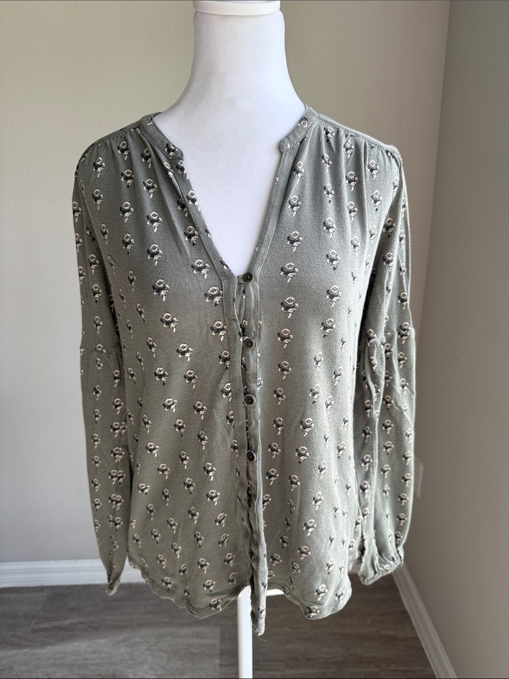 Lucky Brand womenβs longsleeve gray flowered blouse